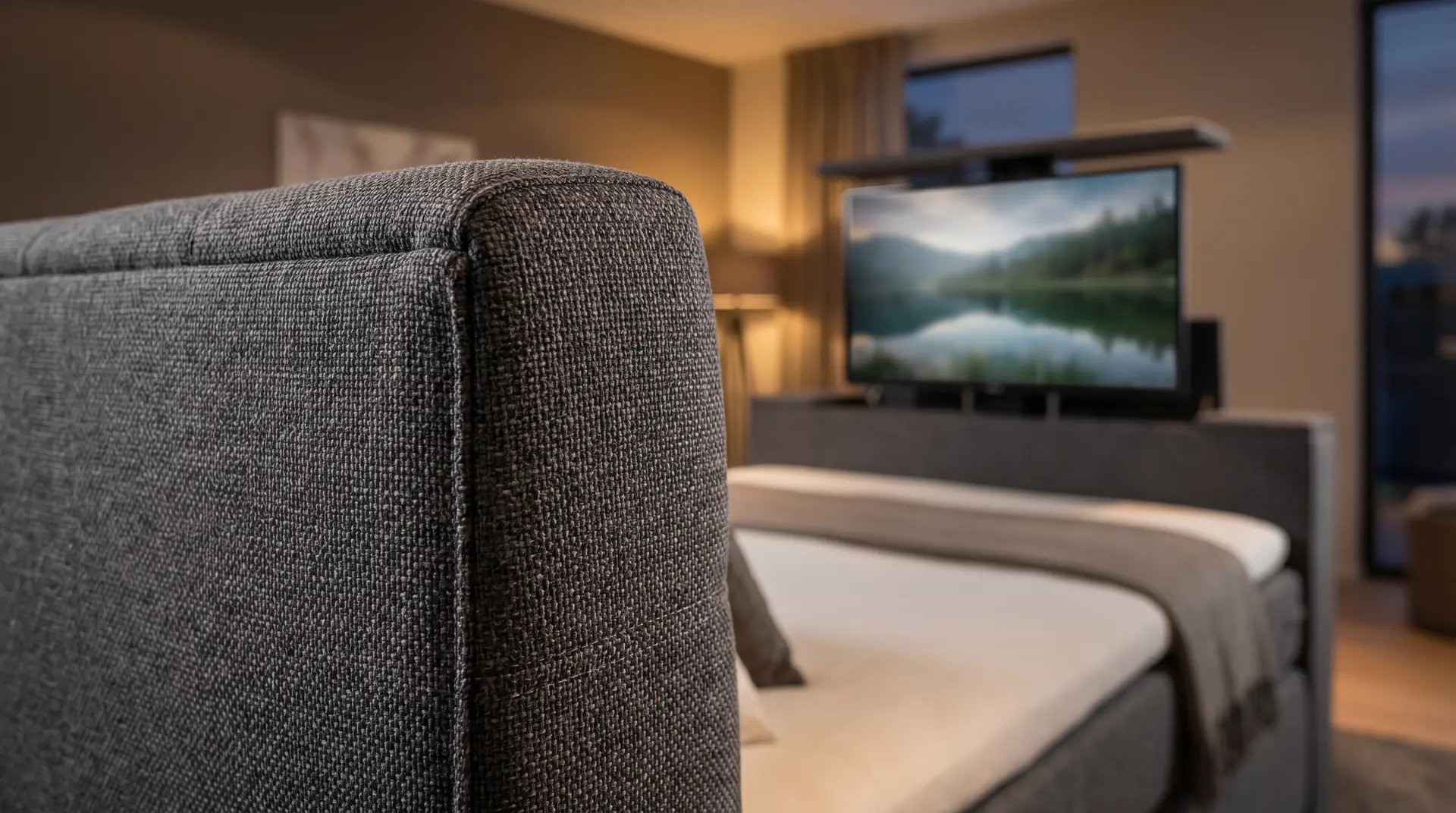 Bild: TV-Lift im Boxspringbett: Fußteil richtig planen